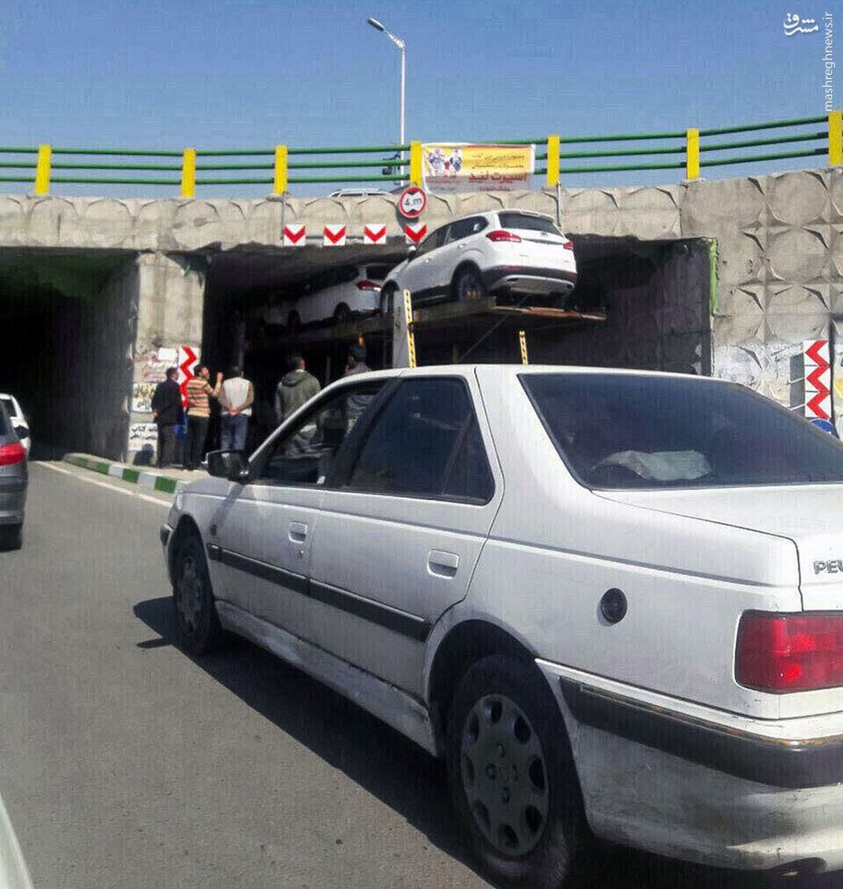 عکس: حادثه عجیب برای چند خودروی نو در ارومیه!