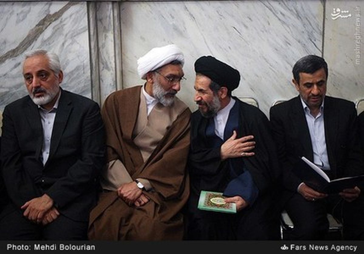 عکس/درگوشی کنار احمدی نژاد