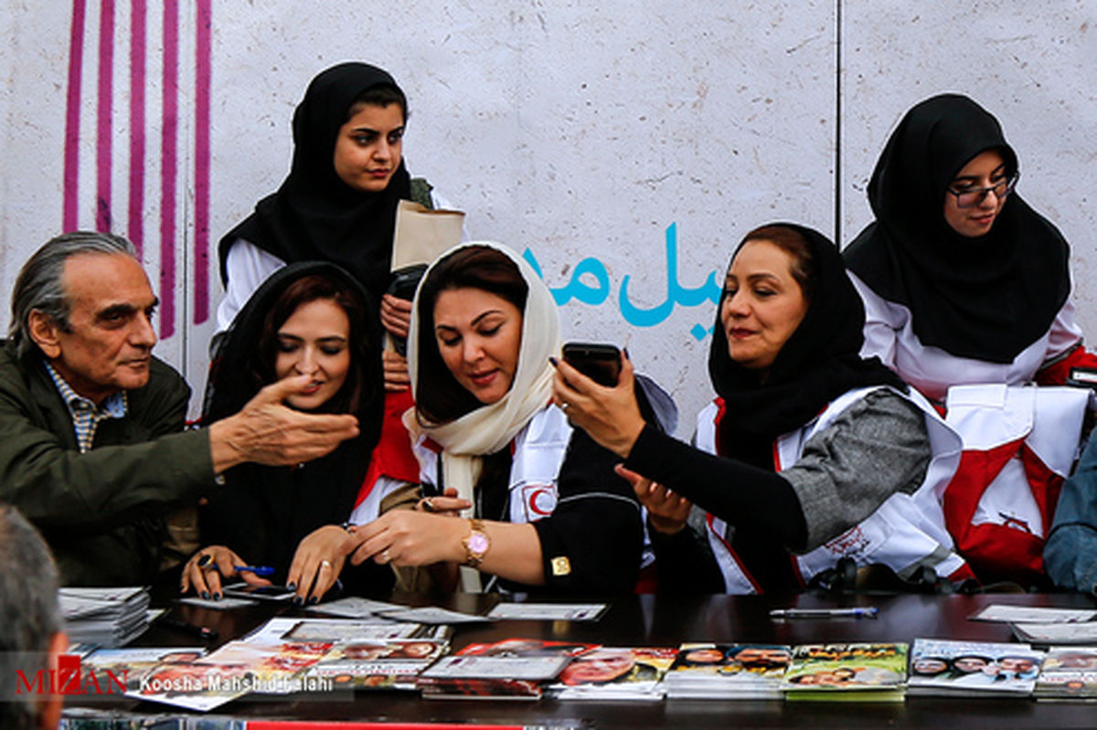 حضور هنرمندان در سیل مهربانی +عکس