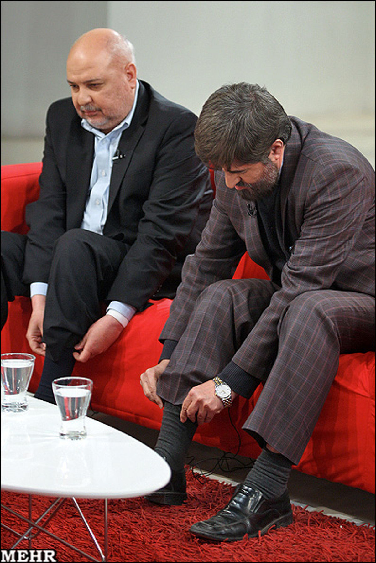 عکس/ آماده شدن دو رقیب برای مناظره