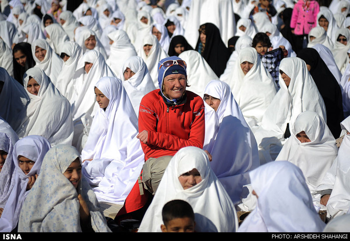 توریست خارجی درمیان زنان عزادار/عکس
