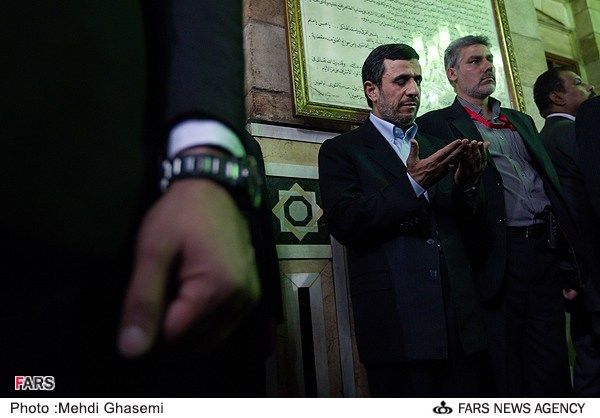 عکس/ نماز خواندن بی مهر احمدی‌نژاد