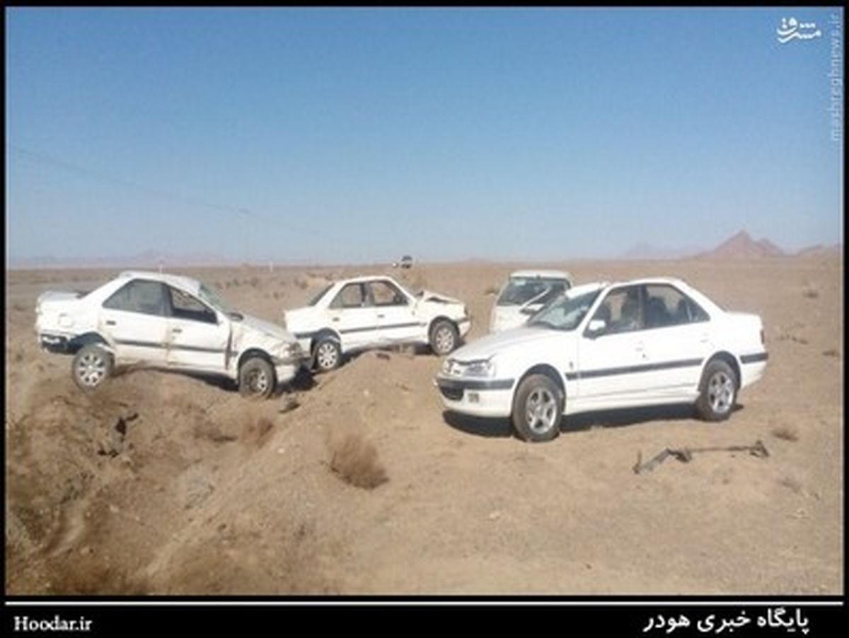 واژگونی تریلی حامل 8 خودرو/تصاویر