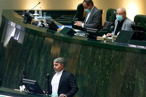 رحیمی مظفری: با ۲۹۶ بیماری به دنبال قاچاق لوازم آرایشی و بهداشتی غیر استاندارد به کشور مواجه هستیم