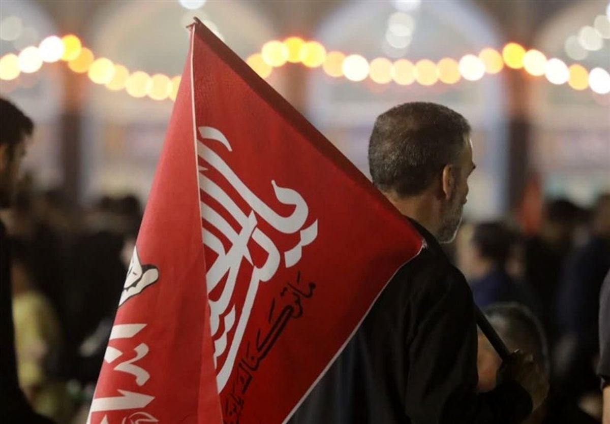 برافراشته شدن پرچم یا لثارات الخامنه ای در مشهد