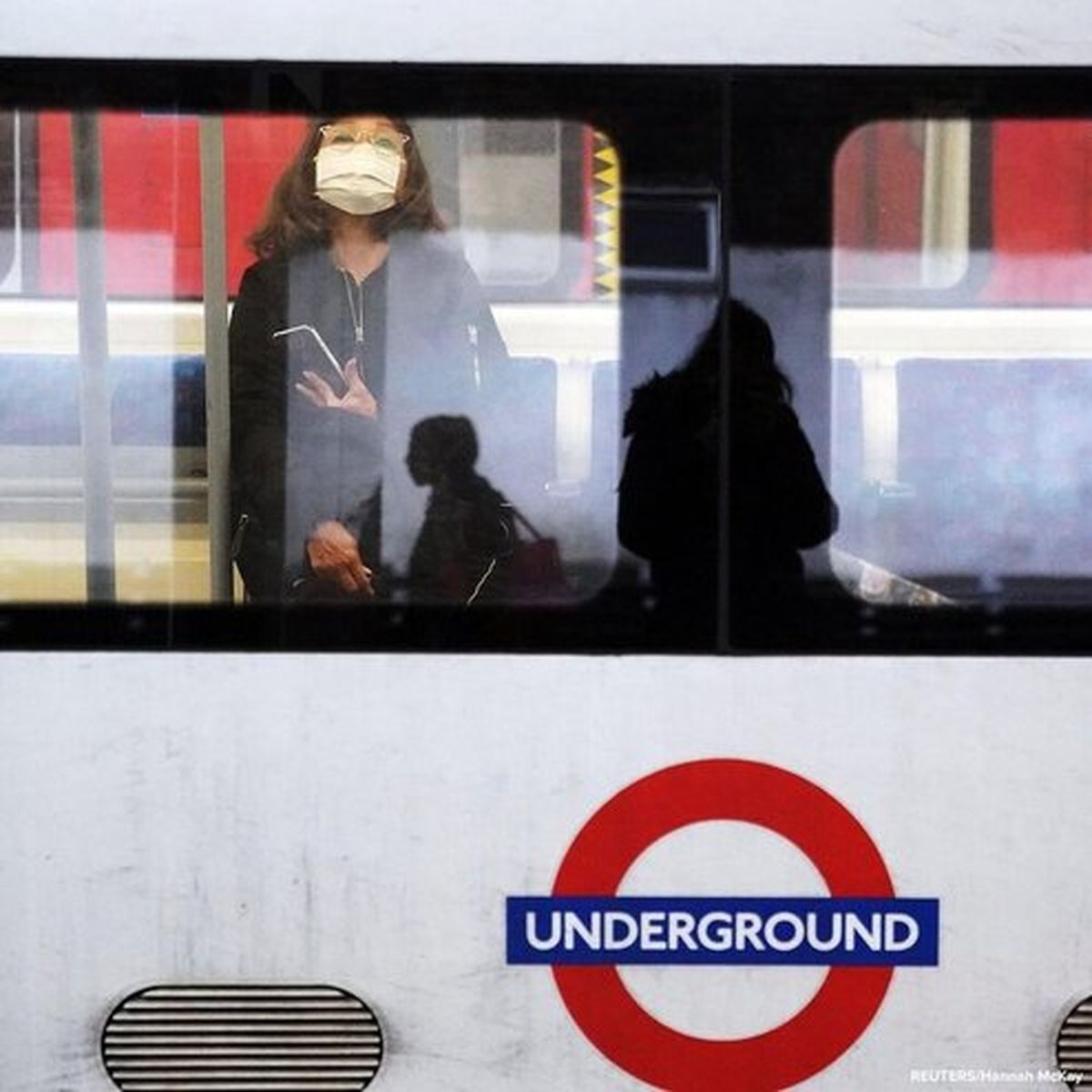تصاویر: مسافران مترو لندن در محاصره کرونا