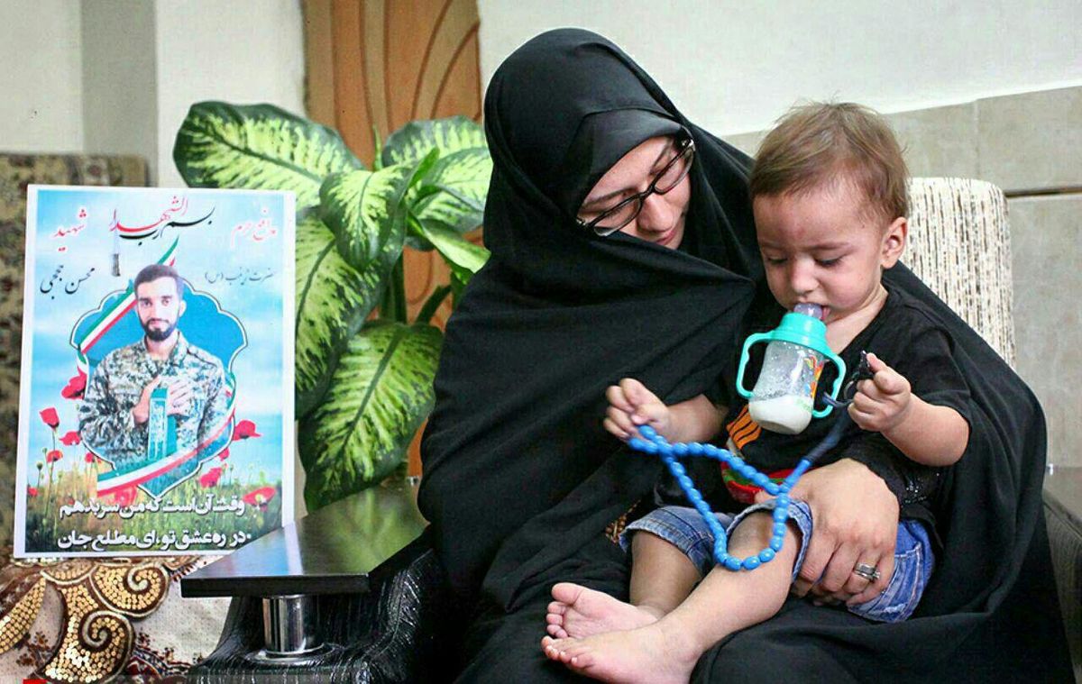 عکس: همسر و فرزند شهید محسن حججی