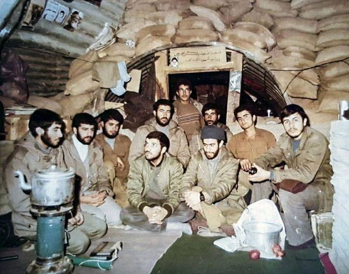 عکس: رئیسی در سنگر رزمندگان همدانی