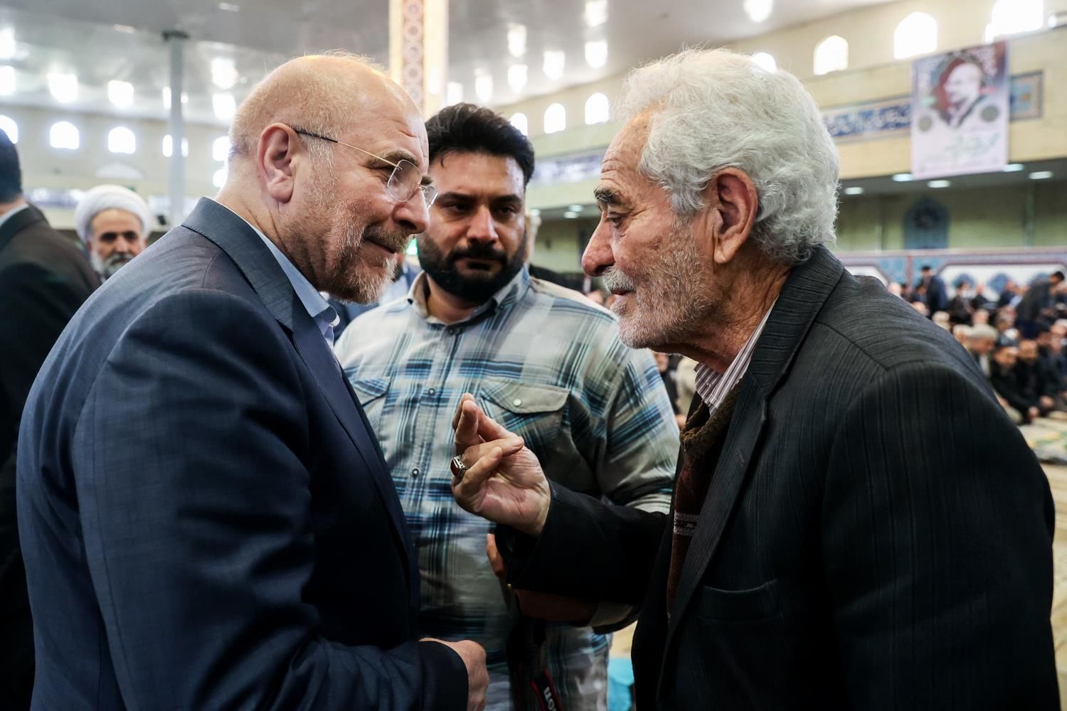 حضور قالیباف در نماز جمعه اسلامشهر و گفت‌وگوی چهره به چهره با مردم