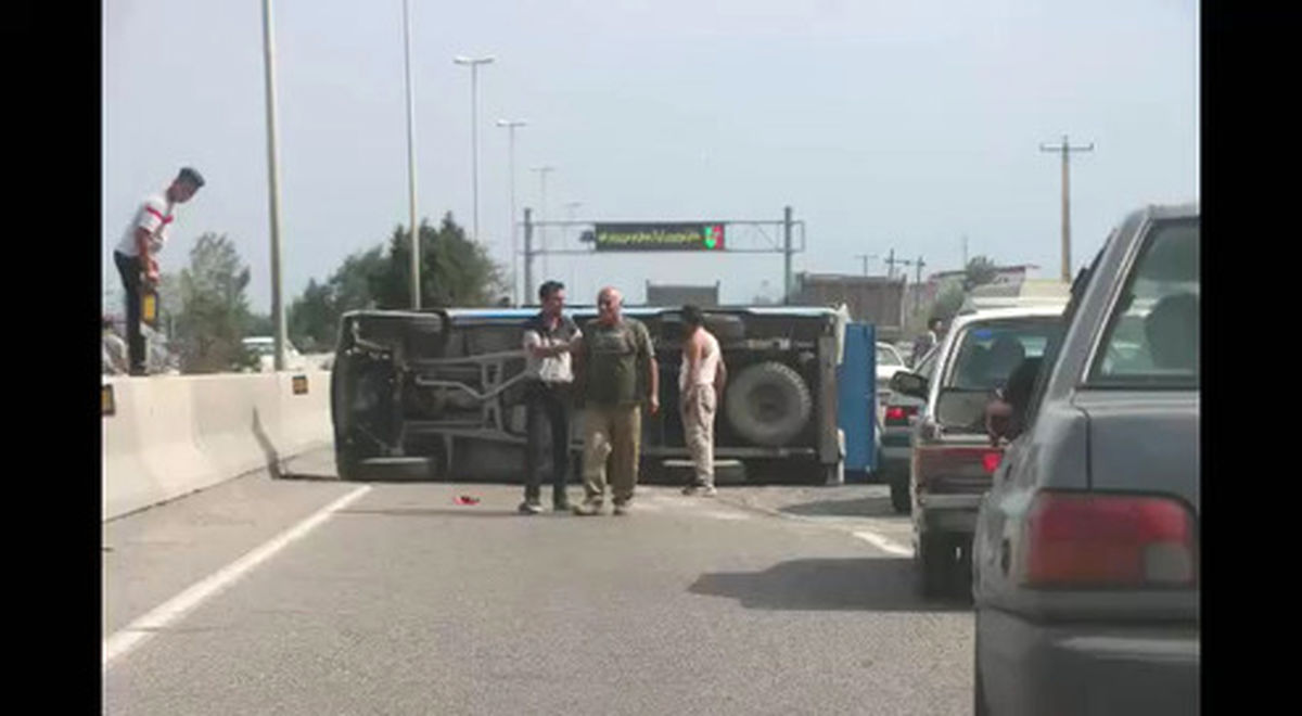 کمک جالب مردم به راننده خودروی نیسان واژگون شده +فیلم