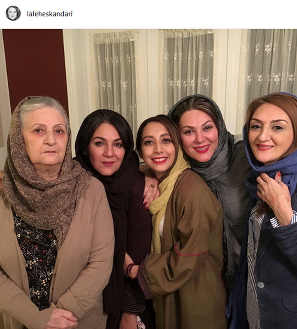 خواهران اسكندرى در كنار مادرشان +عکس
