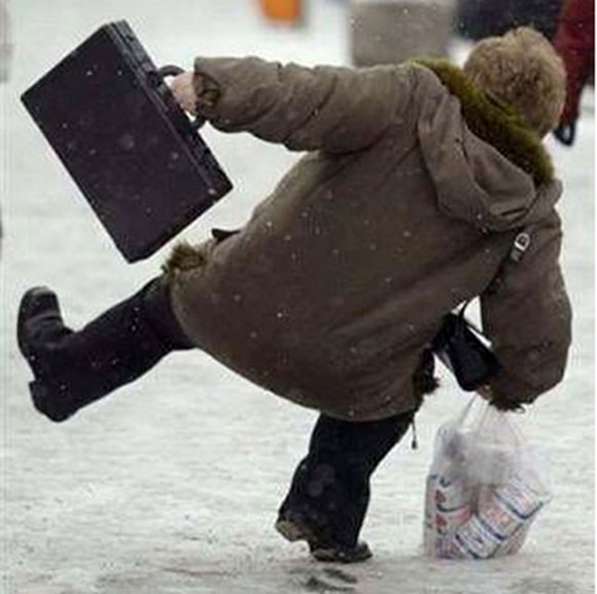 چگونه در روزهای برفی زمین نخوریم