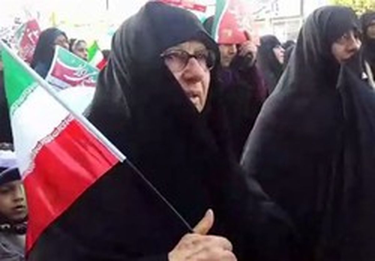 حضور مادر مسیح علی نژاد در راهپیمایی ۲۲ بهمن بابل +عکس