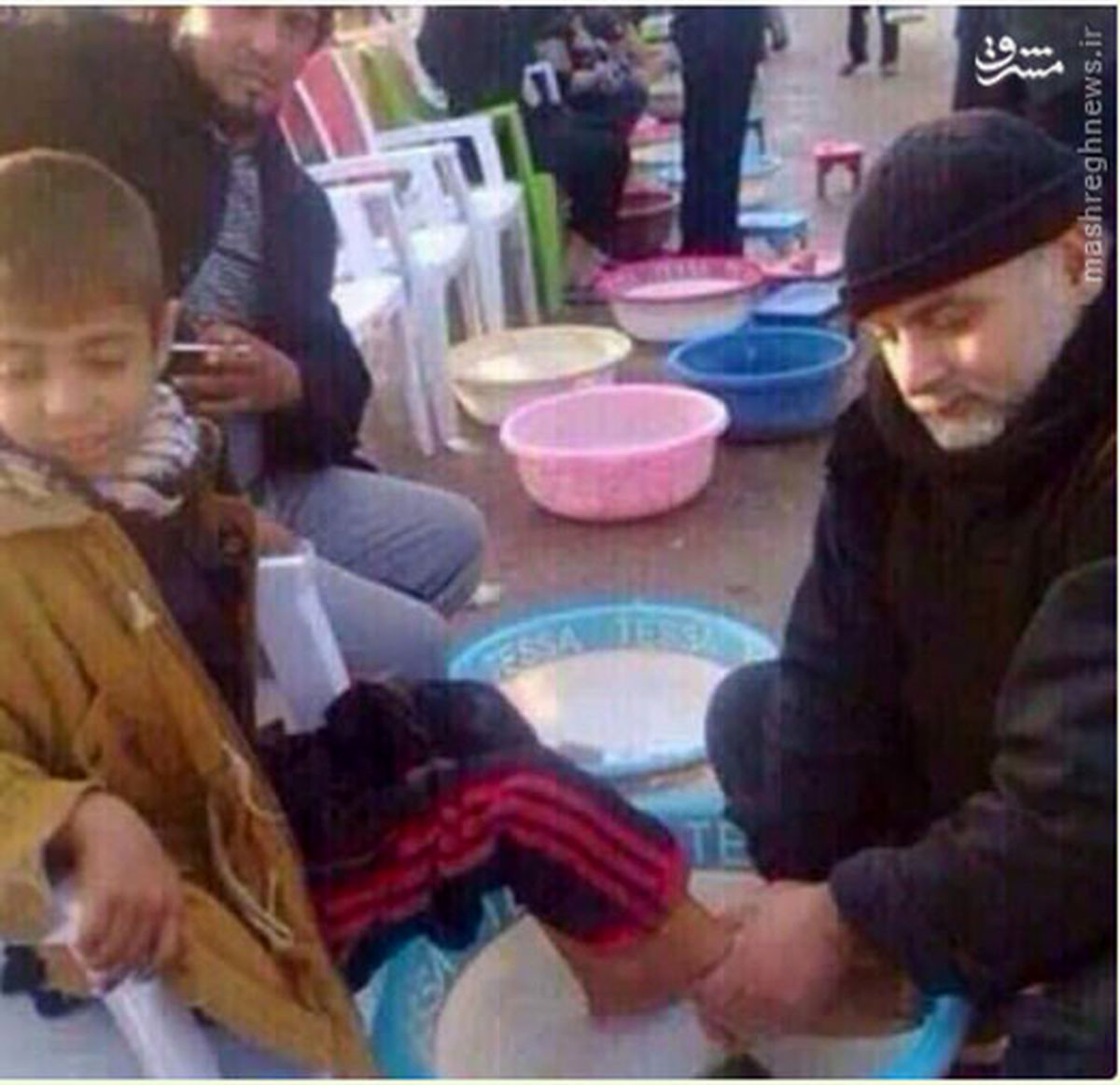 پروفسور انگلیسی درحال ماساژ پای زائران+عکس