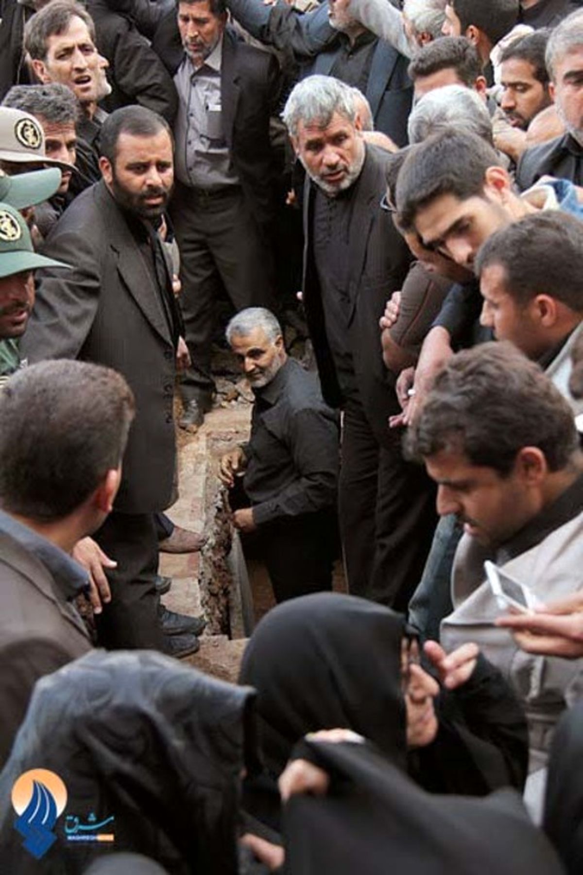 حاج قاسم سلیمانی در قبر شهید مدافع حرم +عکس