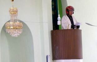 امام جمعه ای با کلاه کاسکت!+عکس