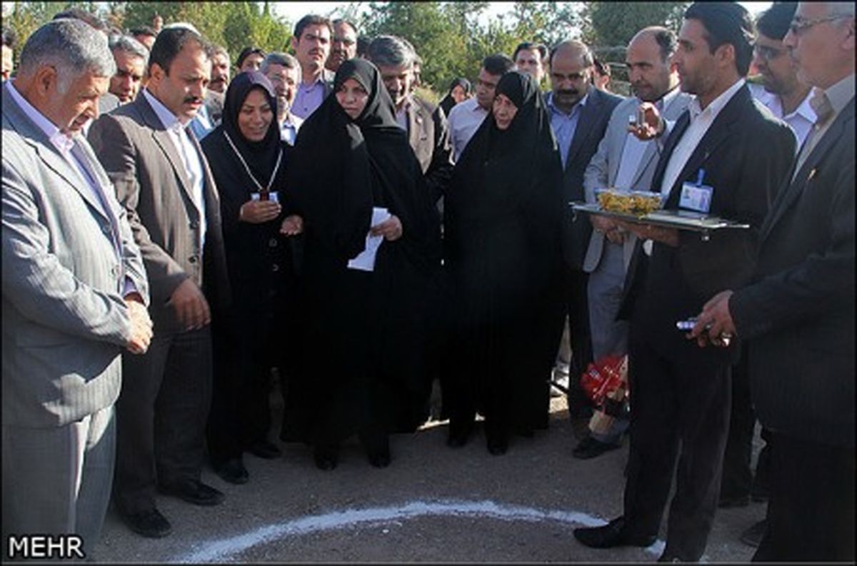 عکس/ کلنگ‌زنی خانم وزیر!