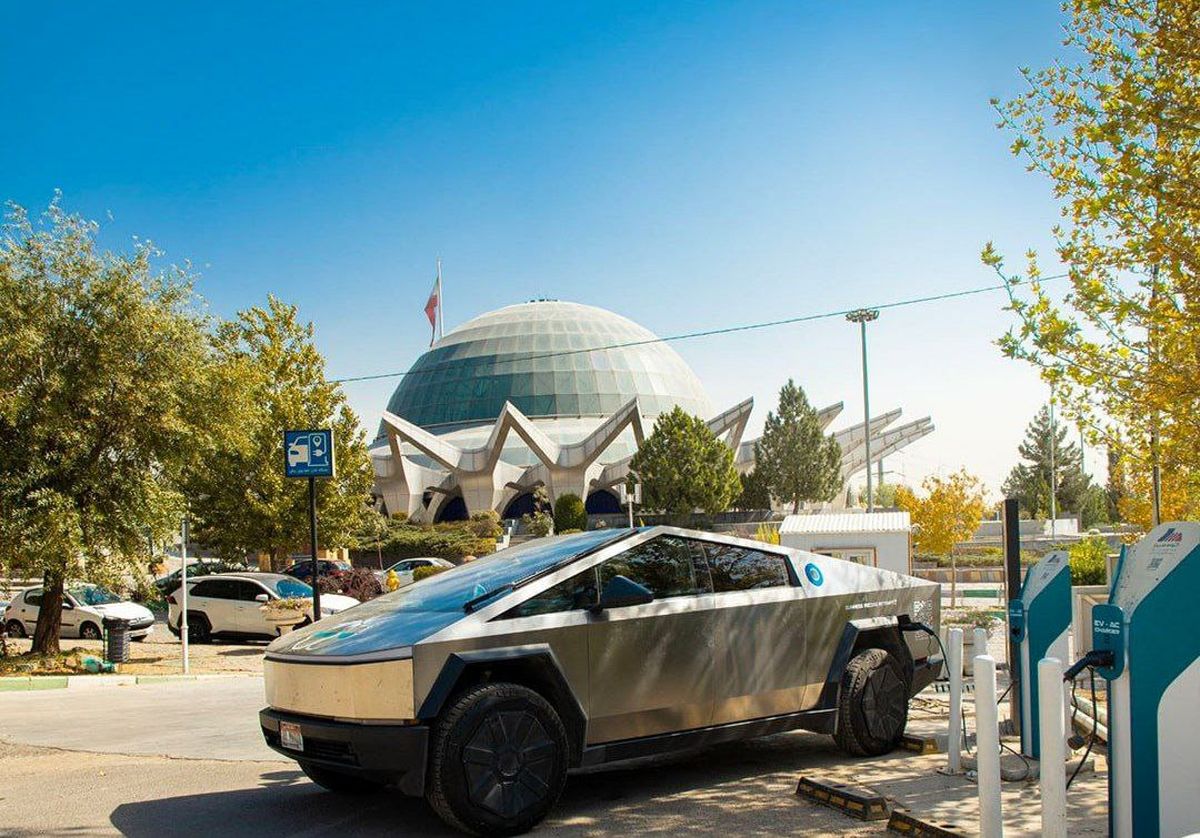 تصویری از یک خودروی تسلا درحال شارژ در تهران 