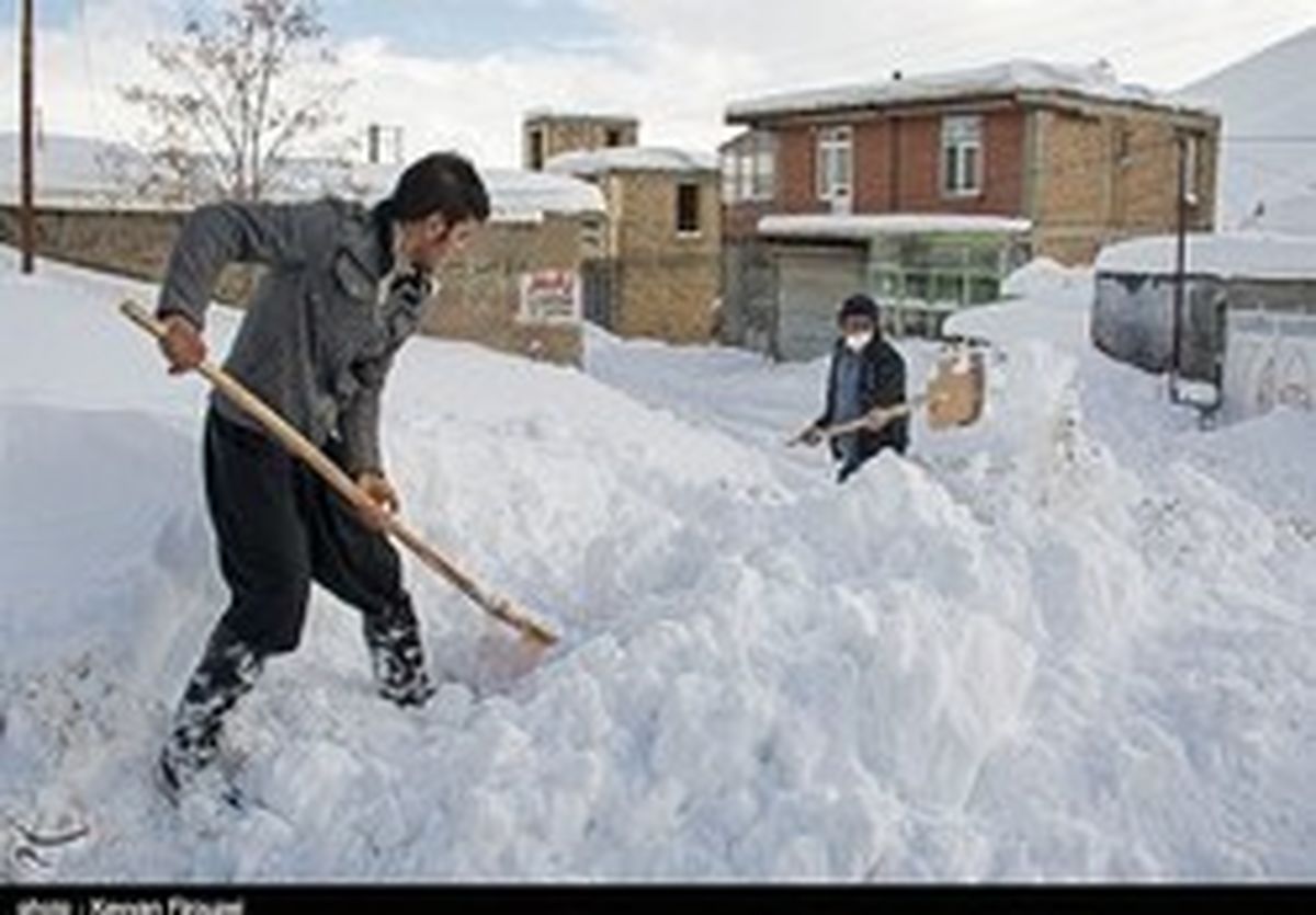 بارش برف و کولاک راه ارتباطی ۷۰ روستای مراغه را مسدود کرد