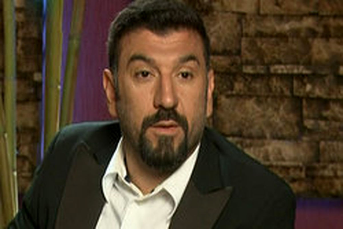 عکس: وقتی علی انصاریان مادر پیرش را کول می کند