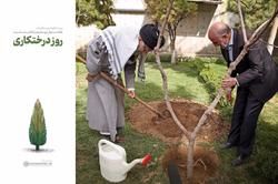 تصویری ویژه از رهبرانقلاب پس از کاشت نهال میوه