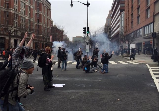 ادامه درگیری میان معترضان و پلیس در واشنگتن +عکس