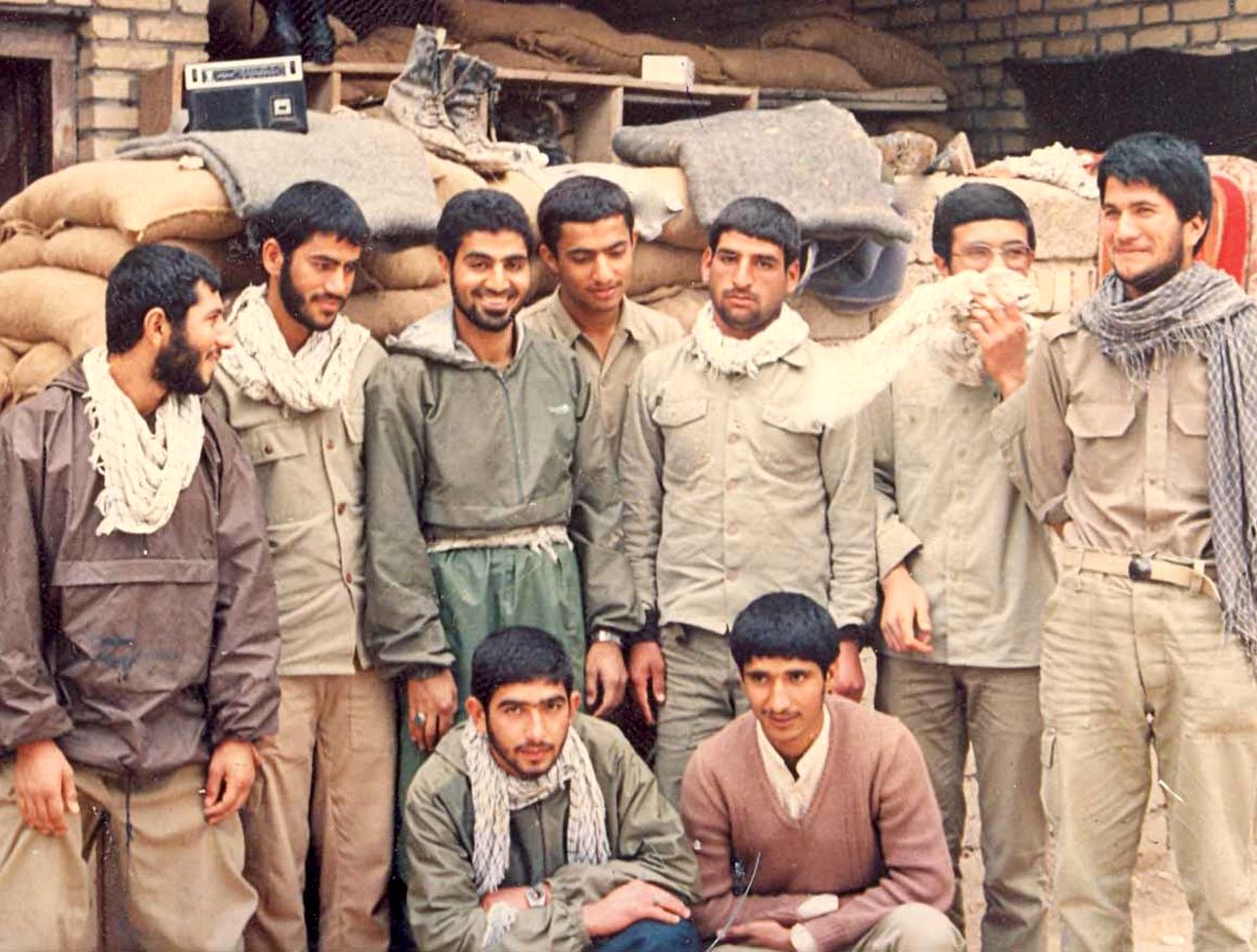 عکس/سردار سلیمانی در کنار دوستانش‬