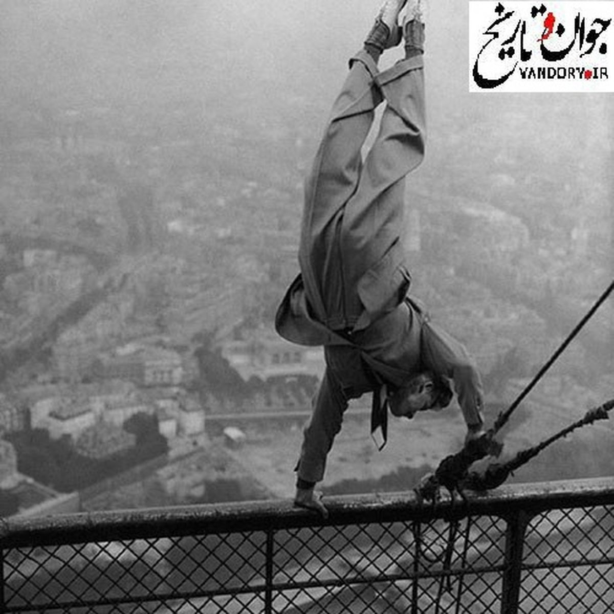 عکس: بدلکاری در بالای برج ایفل