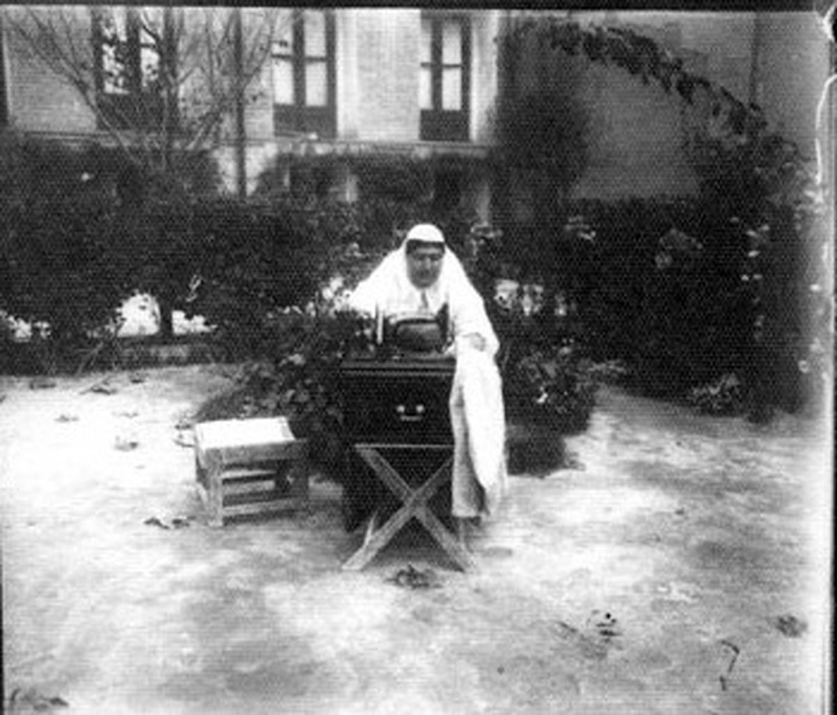 عکس:خیاطی کردن دختر ناصرالدین شاه