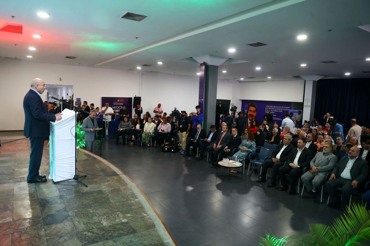 تشویق دانشجویان ونزوئلایی پس شنیدن نام حاجقاسم در سخنرانی قالیباف