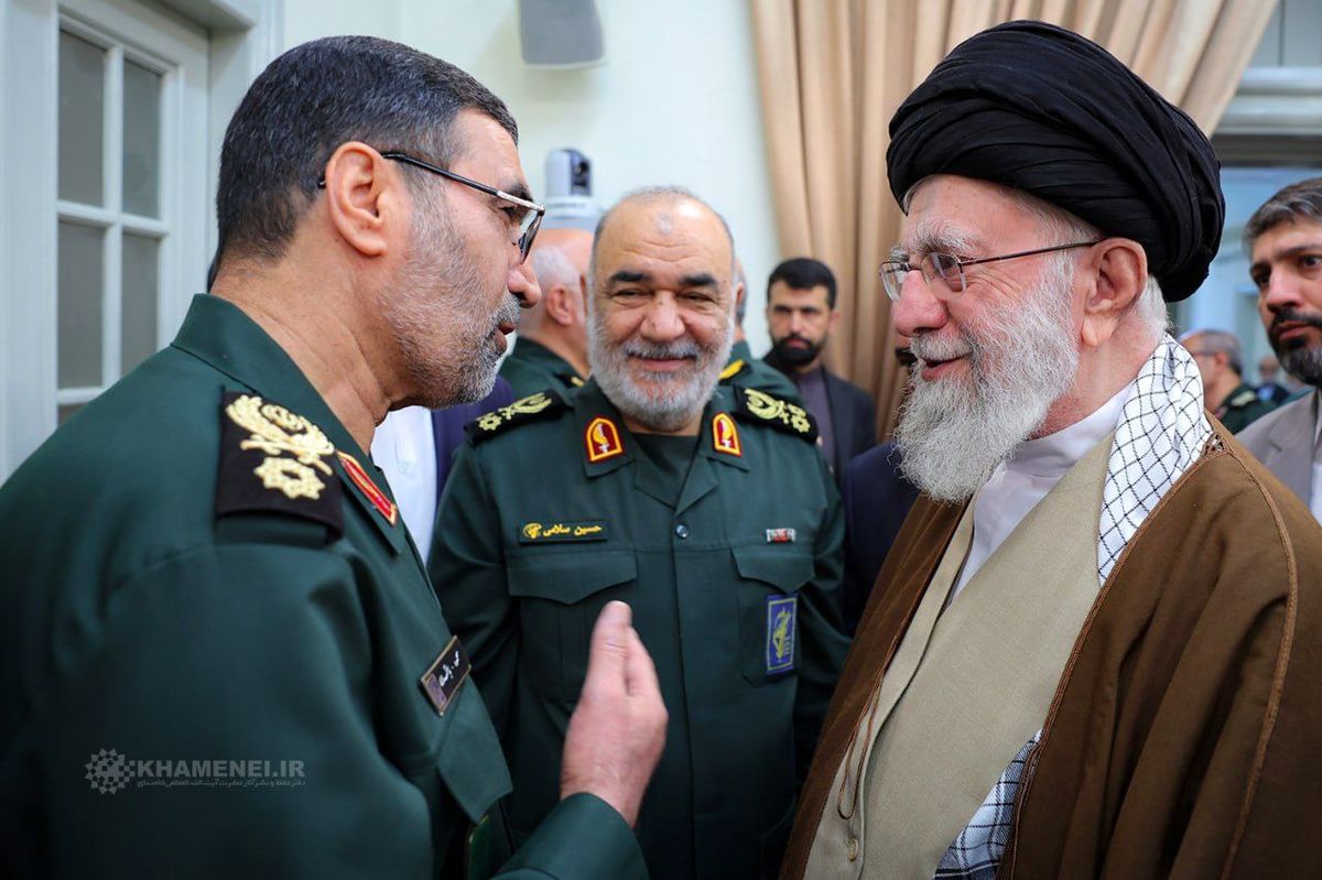  تصویری از شهید سلامی و شهید محمود باقری در کنار رهبر انقلاب