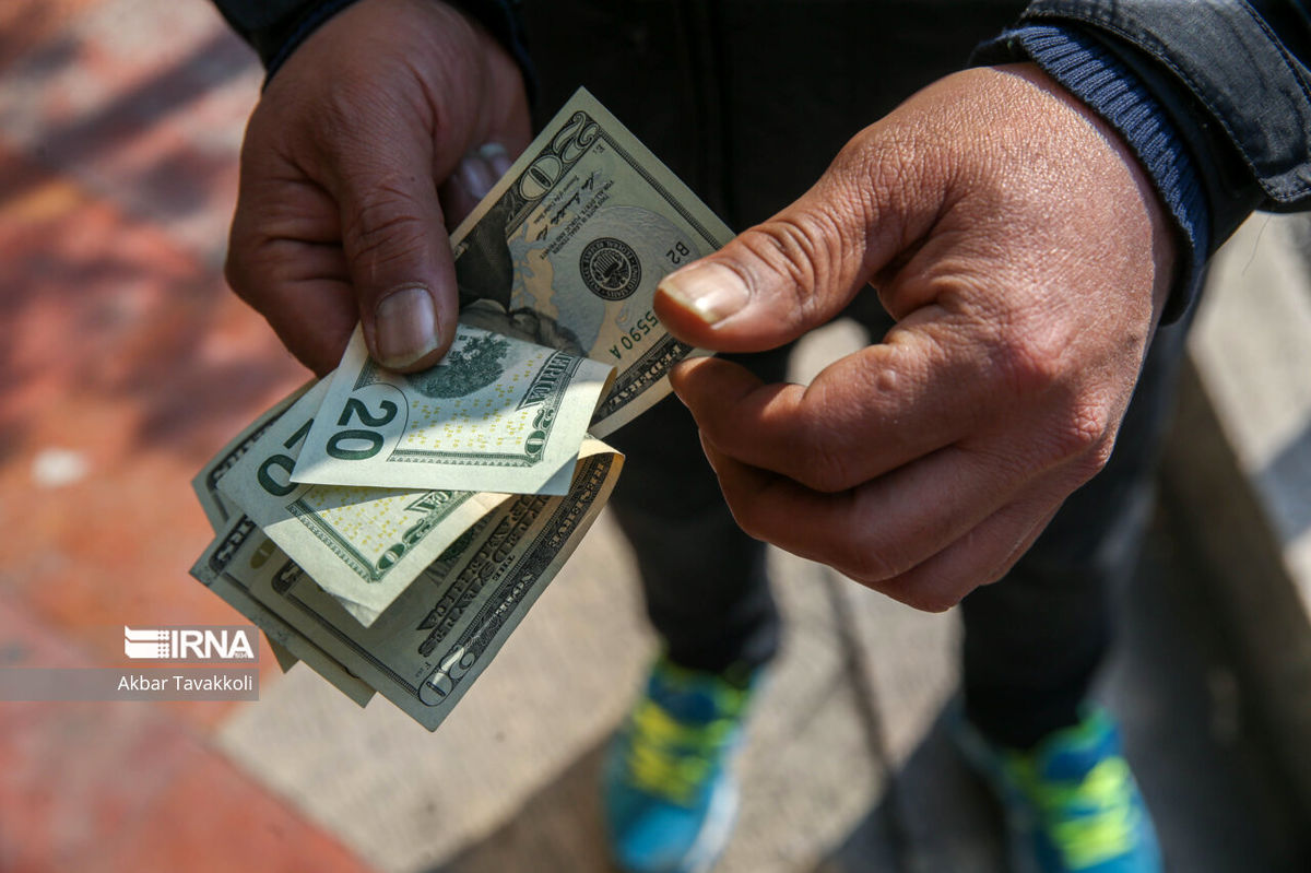 سقوط دلار به زیر ۱۰۰ هزار تومان