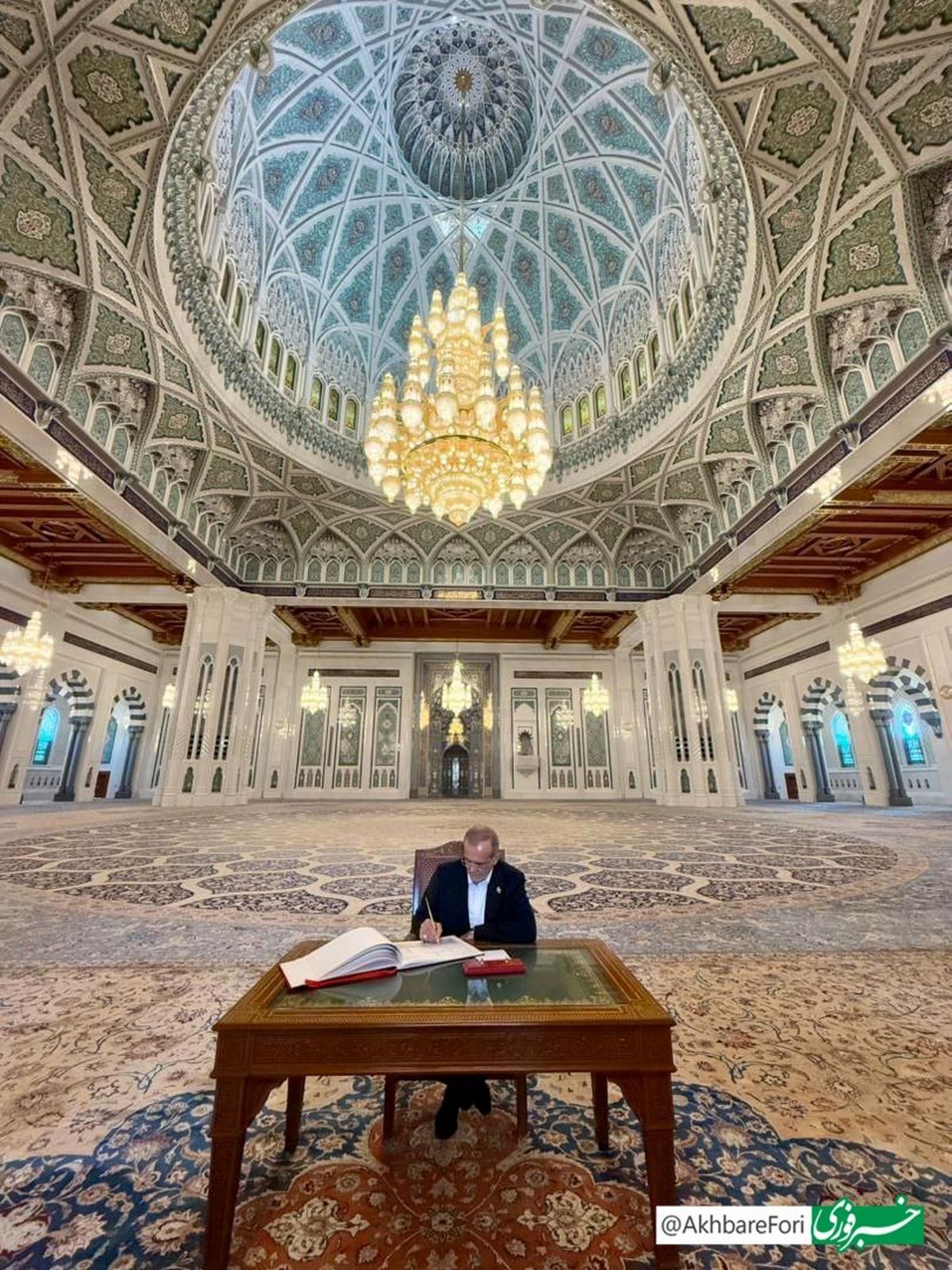 تصویری از رییس جمهور در بازدید از «مسجد سلطان قابوس» در عمان