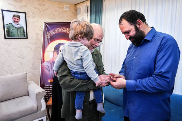 تصاویر: حضور قالیباف در منزل شهید فرج‌الله شوشتری - مشهد مقدس