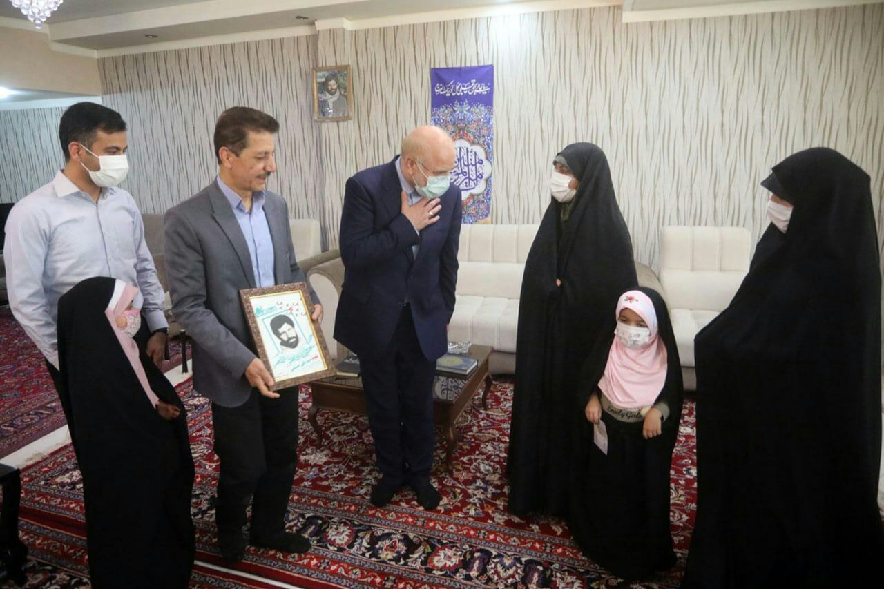 تصاویر: دیدار رئیس مجلس با خانواده شهید سیدعلی حسینی