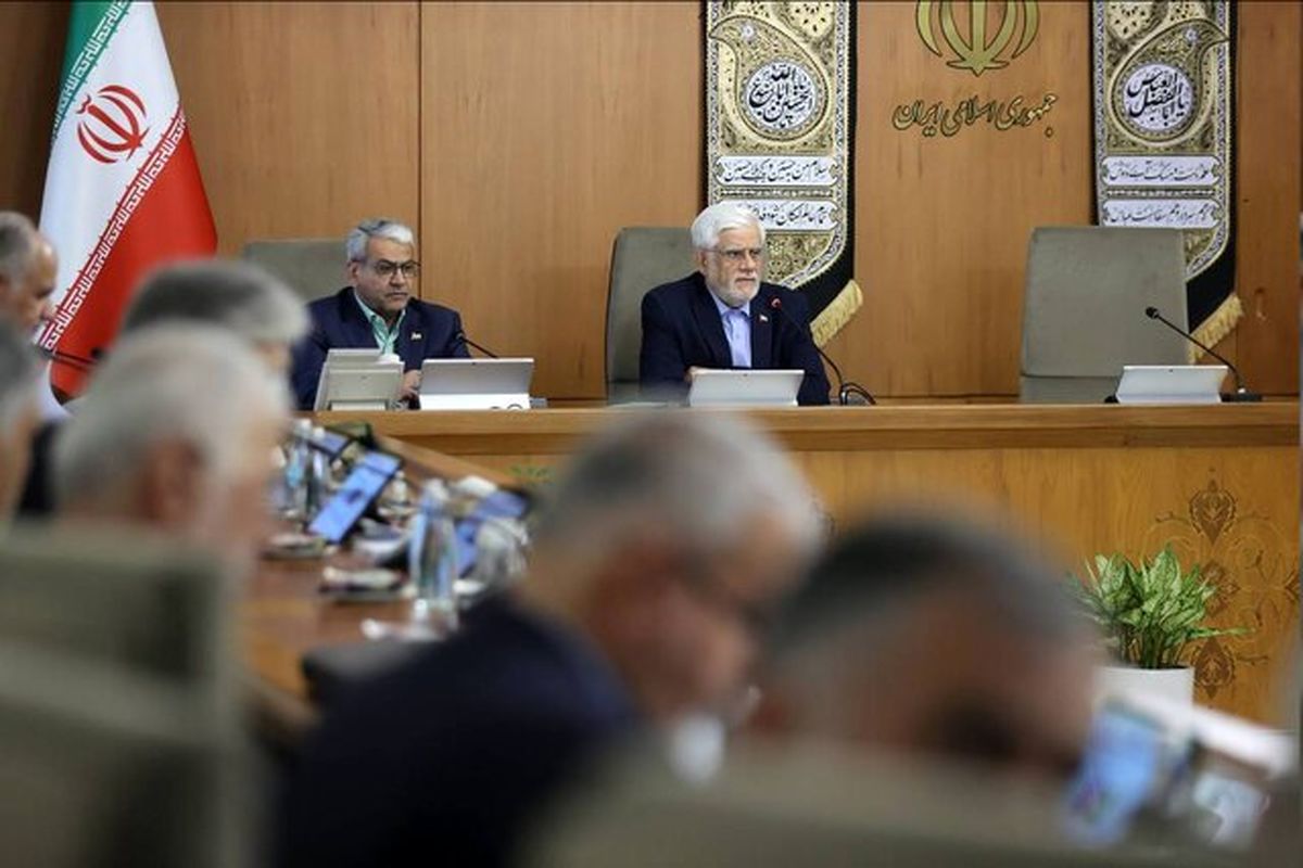 عارف: برخی مشکلات و تغییرات قیمت‌ها متوجه داخل کشور نیست