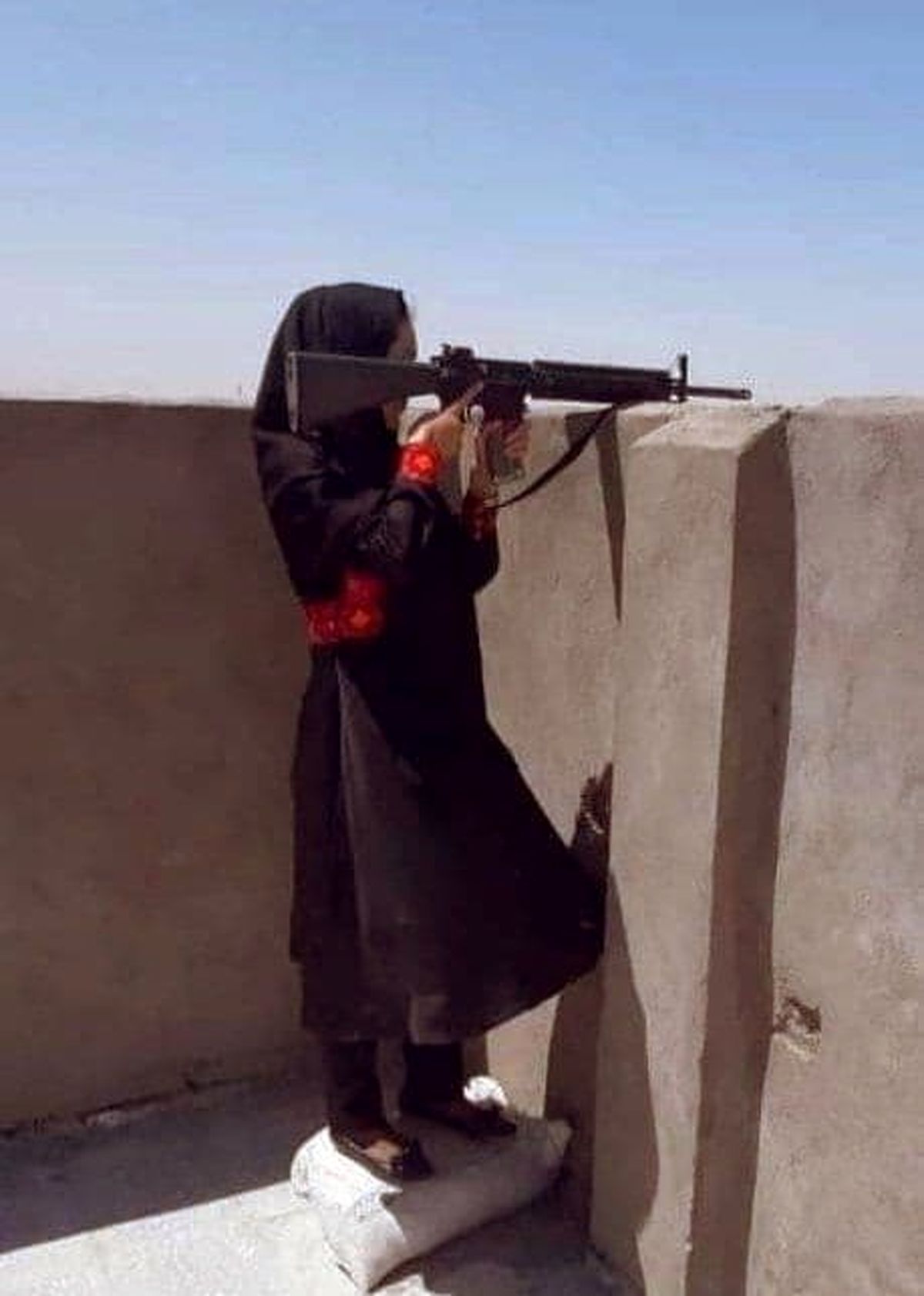  دختر افغان درحال جنگ با طالبان +عکس