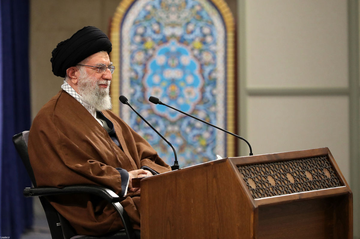 مدیحه‌سرایی محمدرضا آتش‌بار در محضر رهبر انقلاب