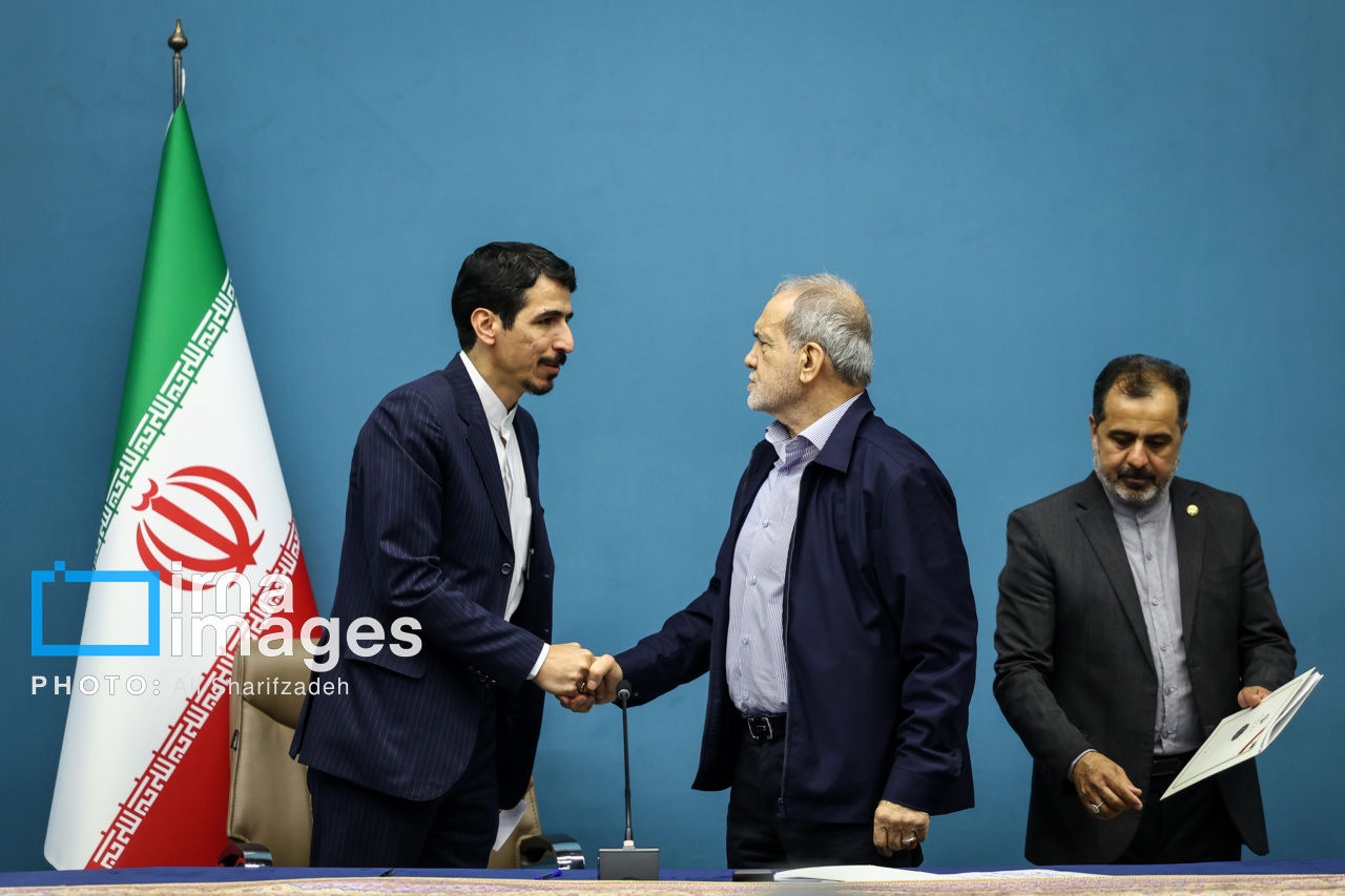 امضای قرارداد مسئولان نفتی با حضور رئیسجمهور