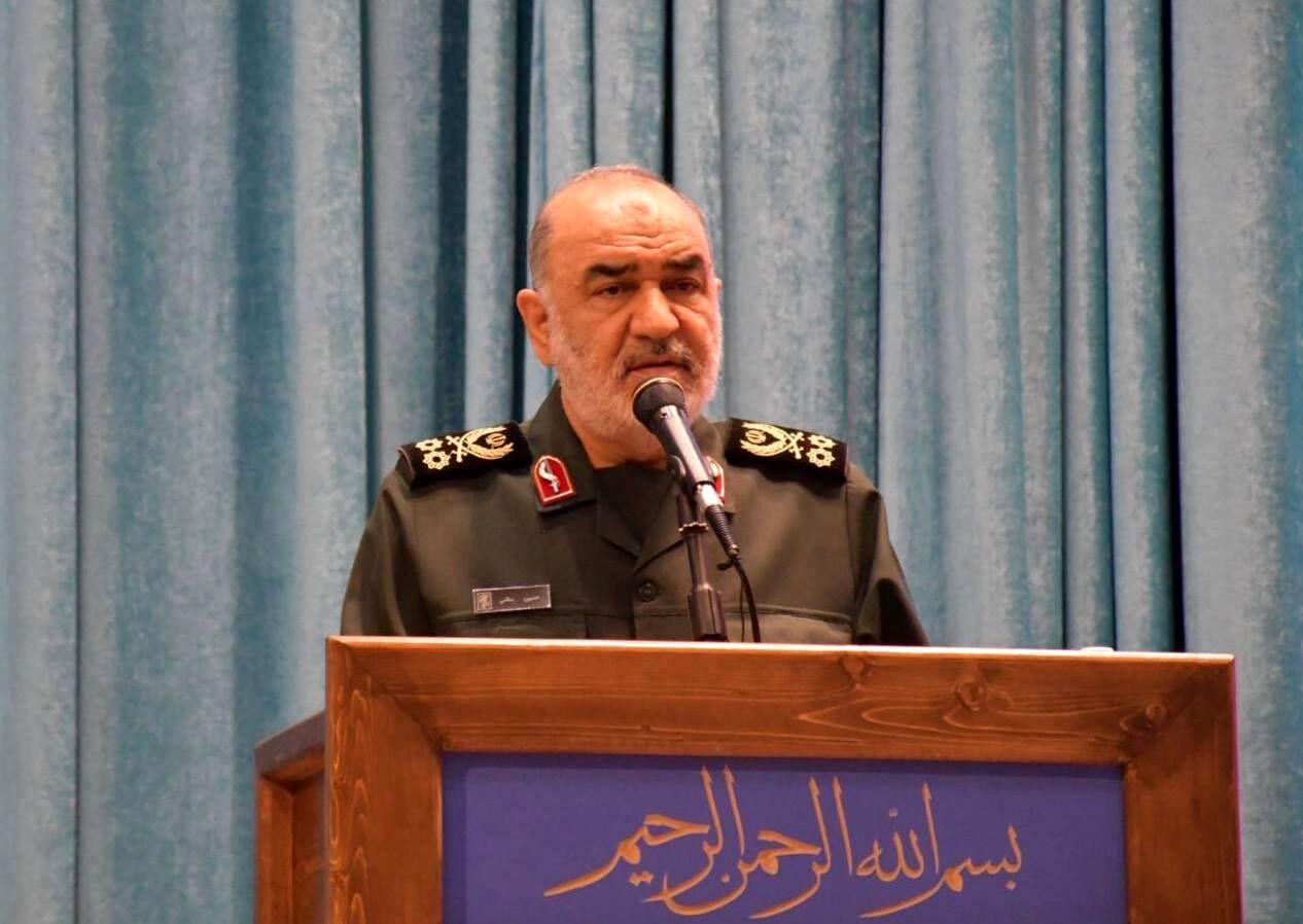 سرلشکر سلامی: استقلال کشور به باقی‌ماندن در صحنه دفاع از انقلاب وابسته است