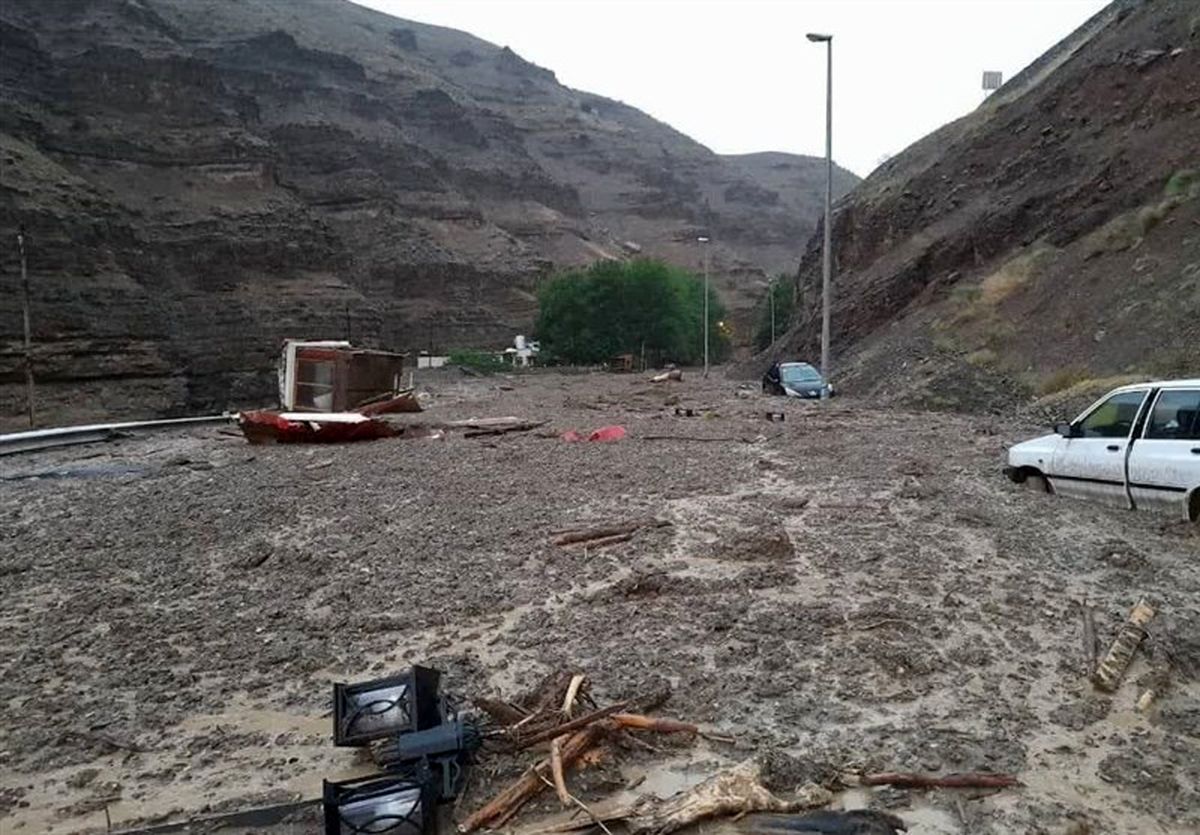 کشف خودروی ۲ مفقودی سیل چالوس بدون سرنشین | تیم‌های امدادی در حال جستجو‌ی مفقودی ها