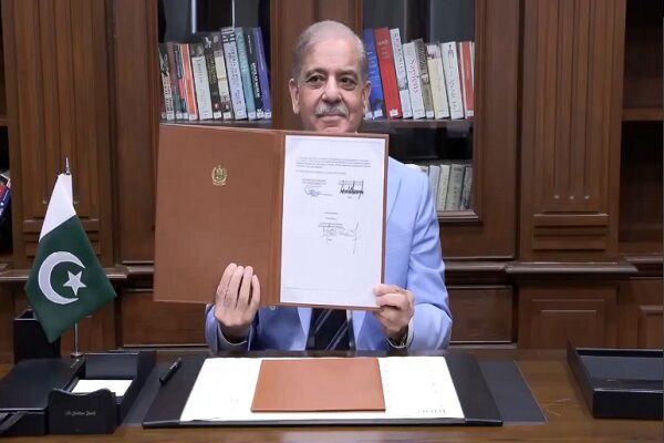 «شهباز شریف» تفاهم‌نامه اسلام‌آباد را امضا کرد