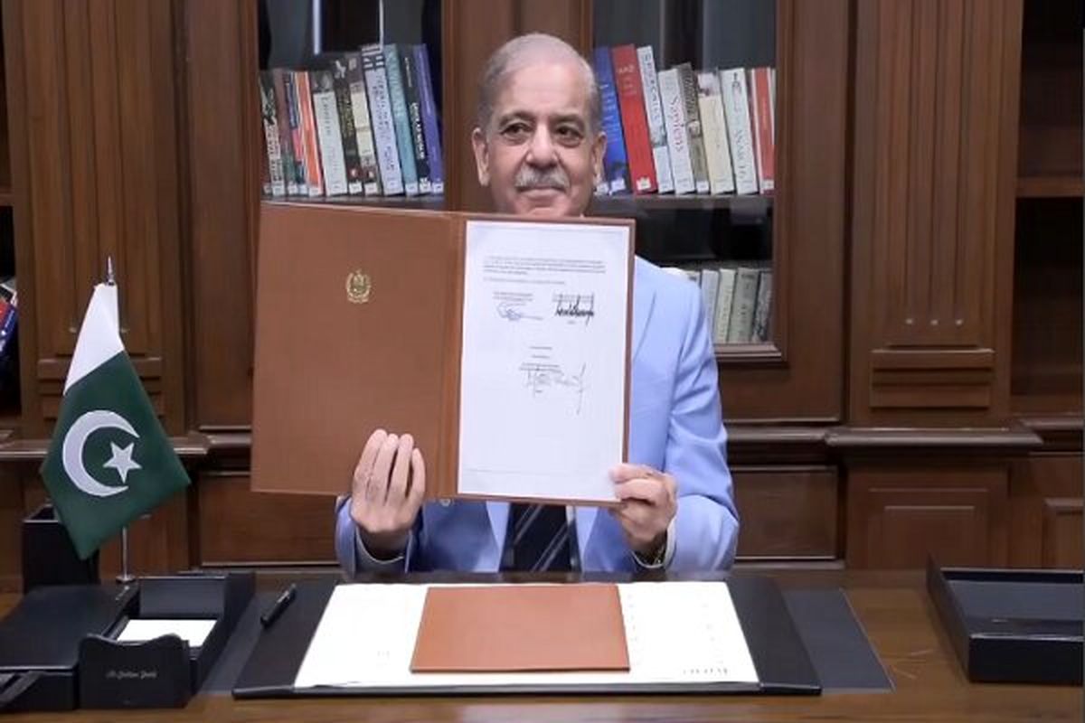«شهباز شریف» تفاهم‌نامه اسلام‌آباد را امضا کرد
