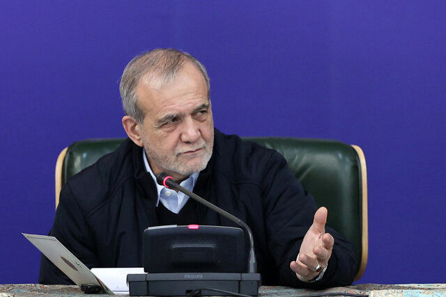 پزشکیان: دهه فجر فرصتی برای تجلی دوباره ارزش‌هاست