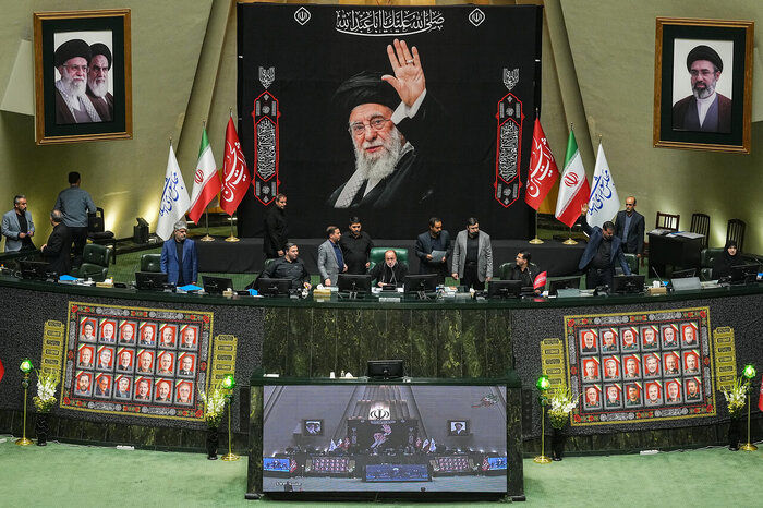 در نخستین جلسه علنی مجلس در 1405 چه گذشت؟
