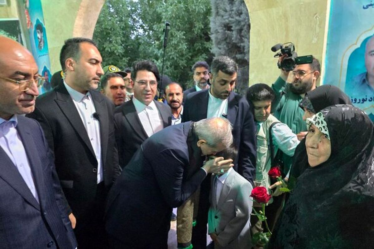 دیدار رئیس‌ جمهور با خانواده معظم شهدا در بدو ورود به کرمانشاه