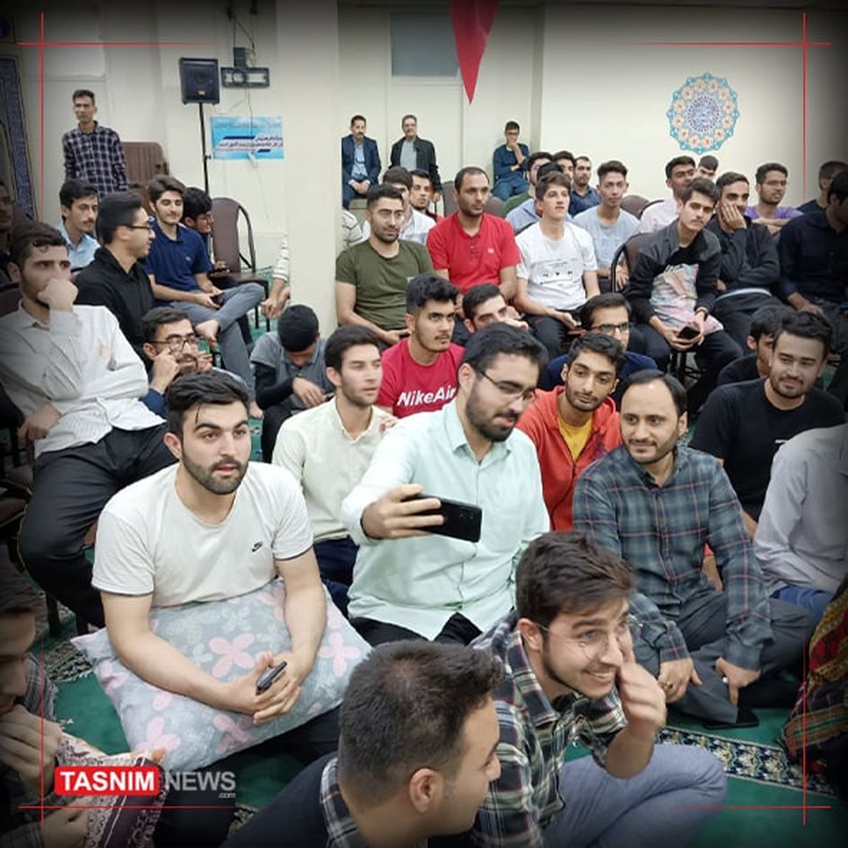 سخنگوی دولت در جمع دانشجویان به تماشای فوتبال نشست +عکس