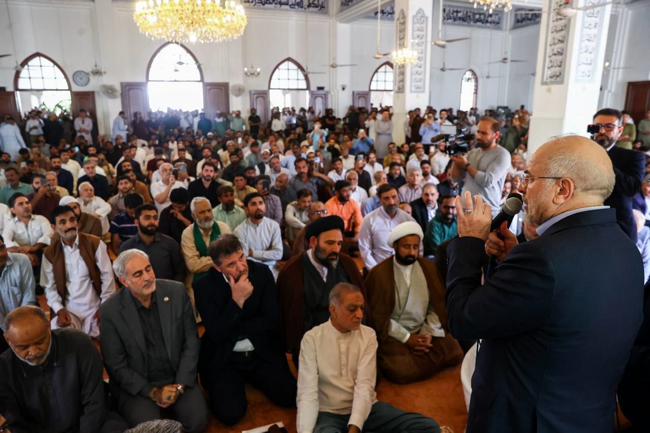 حضور قالیباف در نماز جمعه مسجد یثرب شهر کراچی