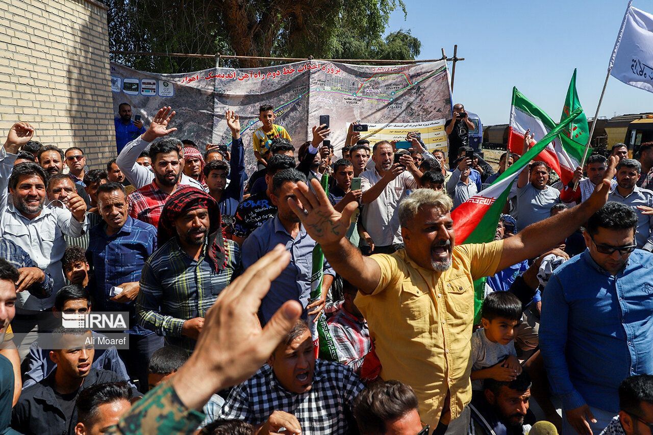 تصاویر: رئیس‌جمهور در جمع کارگران هفت‌تپه