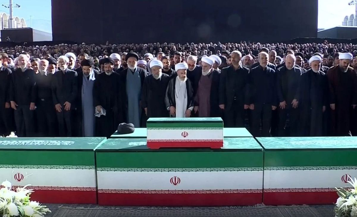 سران قوا در صف اول اقامه نماز بر پیکر مطهر رهبر شهید
